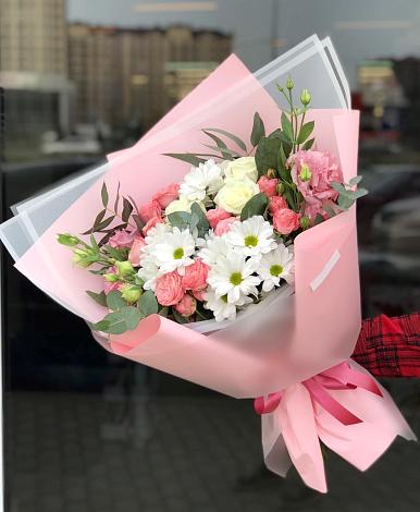 Букет цветов из: Розы, Лизиантусы и Хризантемы в Старая деревня